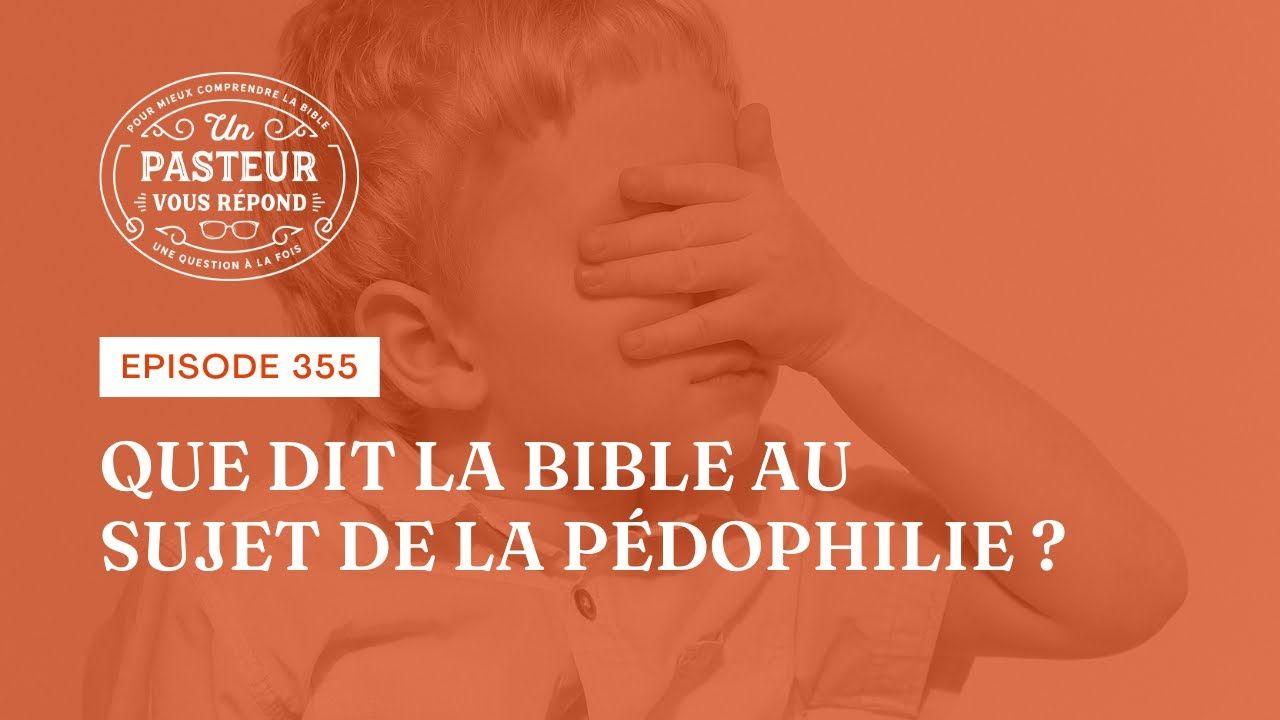 Miniature orangée sur laquelle est écrit la question de l'épisode, en arrière plan se trouve la photo d'un enfant qui se cache les yeux
