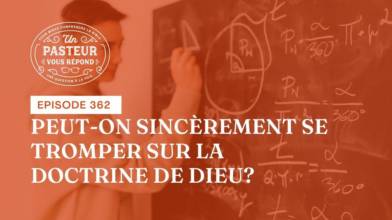 Miniature orangée sur laquelle est écrit la question de l'épisode, en arrière plan se trouve la photo d'un jeune homme qui écrit sur un tableau noir tout un tas de formules et de schémas