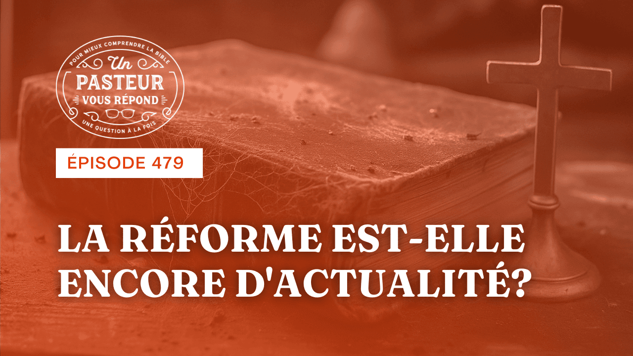 Miniature orangée: en fond, un plan rapproché d'une Bible, abandonnée dans la poussière et les toiles d'araignée, devant laquelle se trouve un ustensile catholique