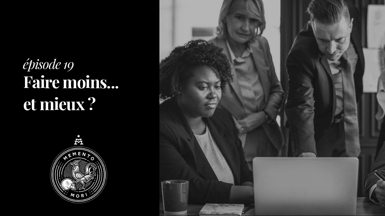 Miniature grisée: groupe d'employés d'une société avec au centre un homme debout qui applique une tâche en un clic