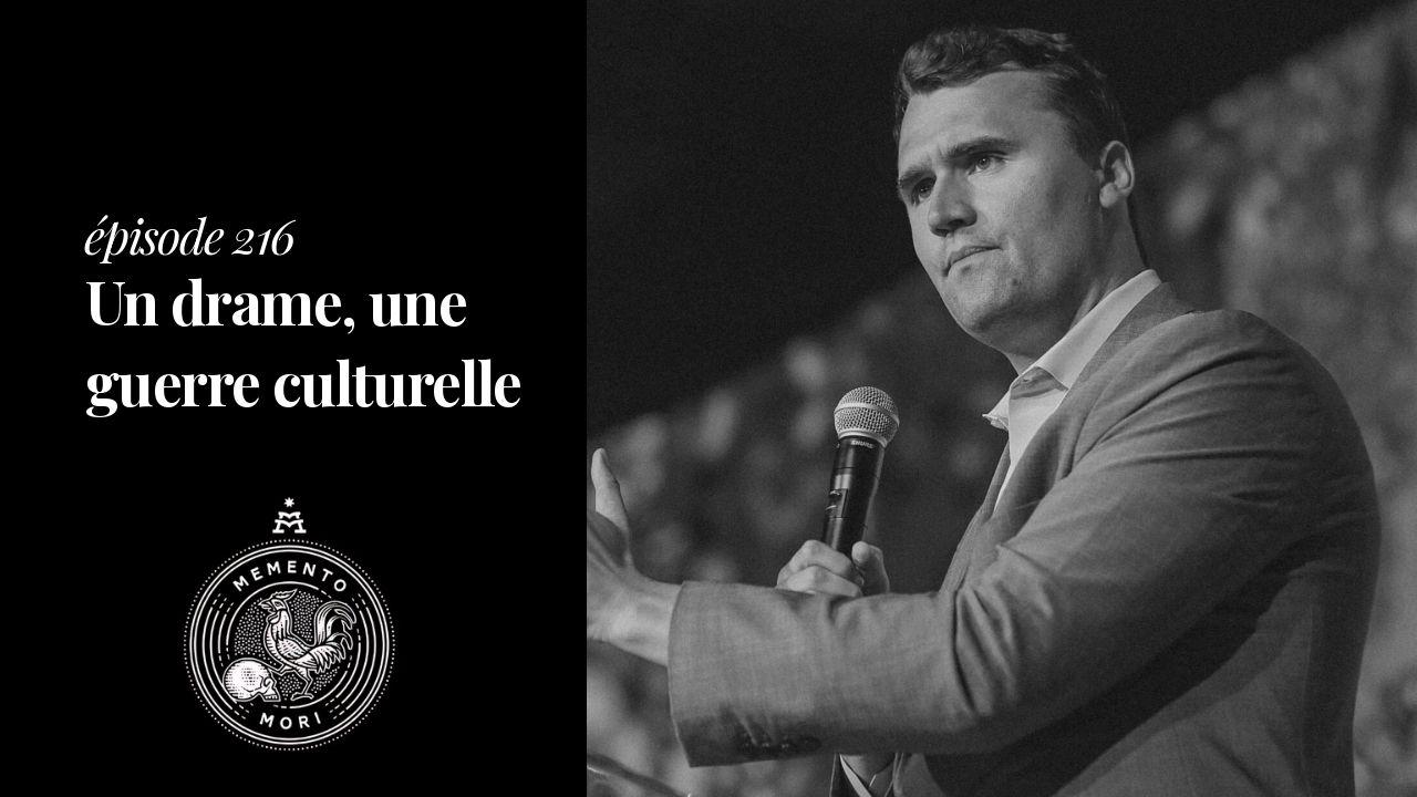 Miniature grisée, photo du défunt Charlie Kirk pendant l'un de ses discours.