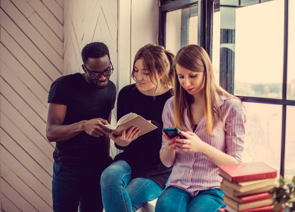 4 raisons de préférer la Bible papier aux applications smartphones