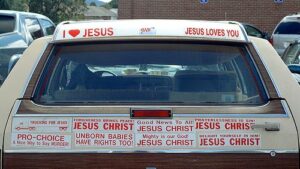 Stop aux stickers « Jésus » !