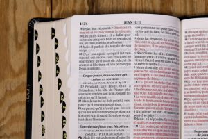 Bibles avec les paroles de Jésus en rouge : pour ou contre ?