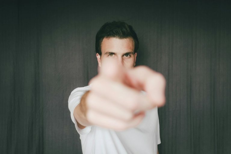 « Y a que Dieu qui peut m’juger… »