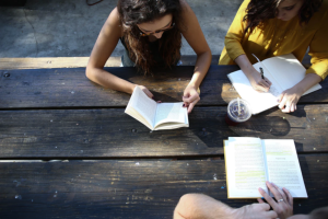4 choses importantes pour former une femme plus jeune que vous