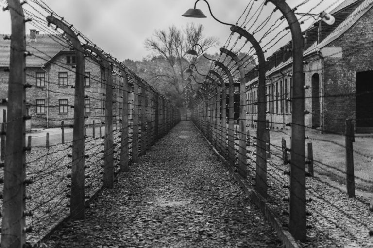 Jusqu’où va la grâce ? L’aumônier des criminels nazis raconte