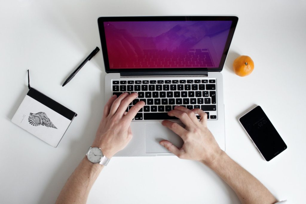 Taper au clavier à la gloire de Dieu : logiciels pour apprendre la dactylographie