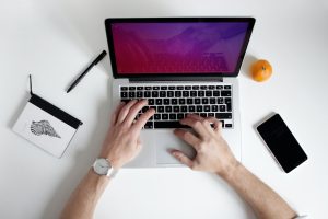 Taper au clavier à la gloire de Dieu : logiciels pour apprendre la dactylographie