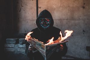 Dieu hait les fakenews : comment veiller à la véracité de ce que nous partageons