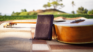 Bible posée contre une guitare
