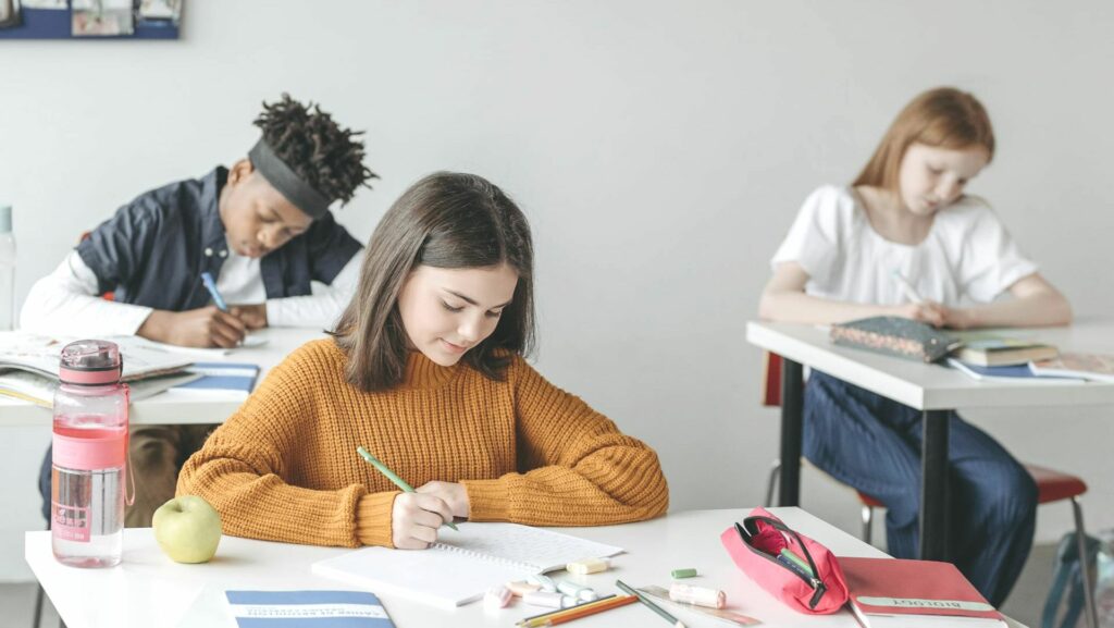 Doit-on enseigner la religion à l’école ? La réponse étonnante d’une adolescente