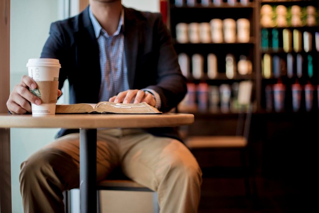 Pourquoi je préfère lire ma Bible en papier (vs numérique)