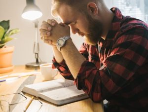 4 mensonges qui nous empêchent de prier