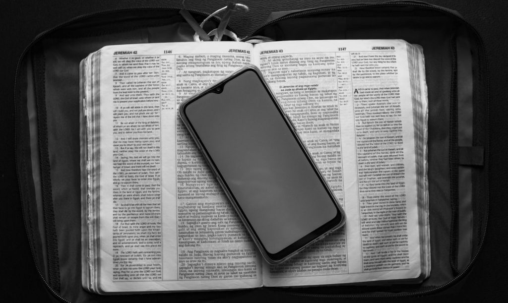 Vaut-il mieux lire la Bible sur papier ou sur écran ?