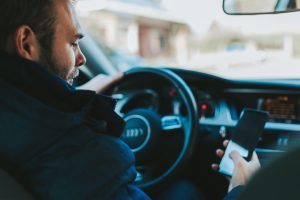 Utiliser son téléphone au volant : le vrai problème est ailleurs