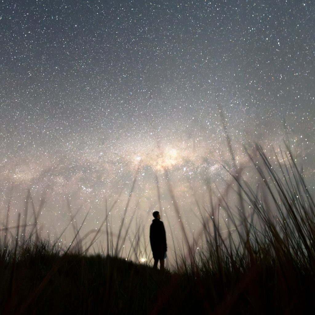 Plus que de la poussière d’étoiles : l’image de Dieu dans chaque être humain