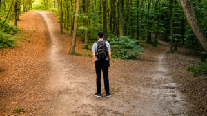 Homme face à deux chemins