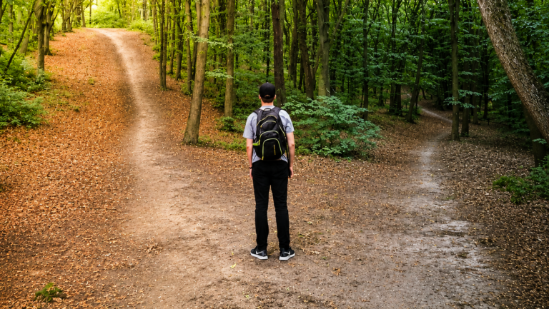Homme face à deux chemins