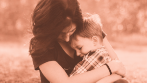 Maman tient son enfant dans ses bras