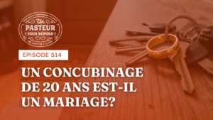 Miniature orange: photo d'un anneau de mariage, mais se trouvant sur un trousseau de clé, posé sur un meuble devant la porte d'une maison.