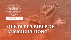 Miniature orange: photo d'un bateau sur lequel se trouve visiblement des personnes en train de migrer vers une nouvelle terre.